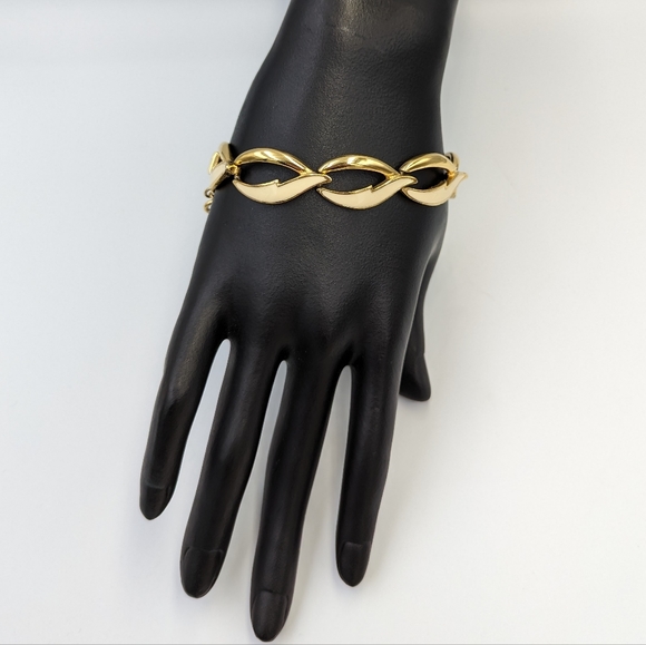 Vintage Monet Link Bracelet Cream Enamel Gold Tone Safety Chain Fold Clasp - Picture 3 of 13